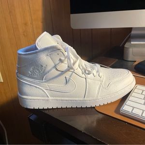 Jordan 1 mid triple White